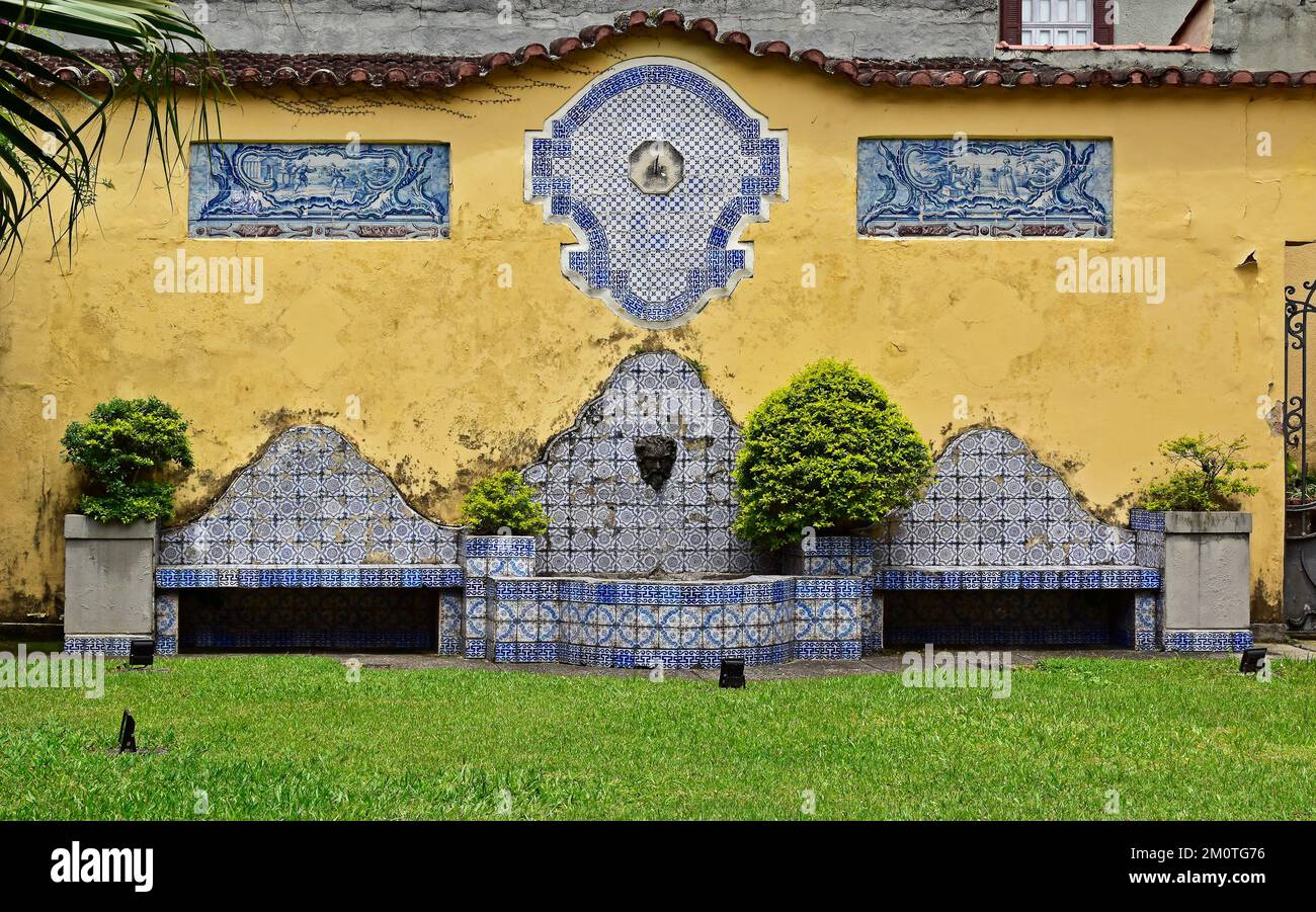 Fontaine et bancs décorés de tuiles sur le jardin à Petrópolis, Rio de Janeiro, Brésil Banque D'Images