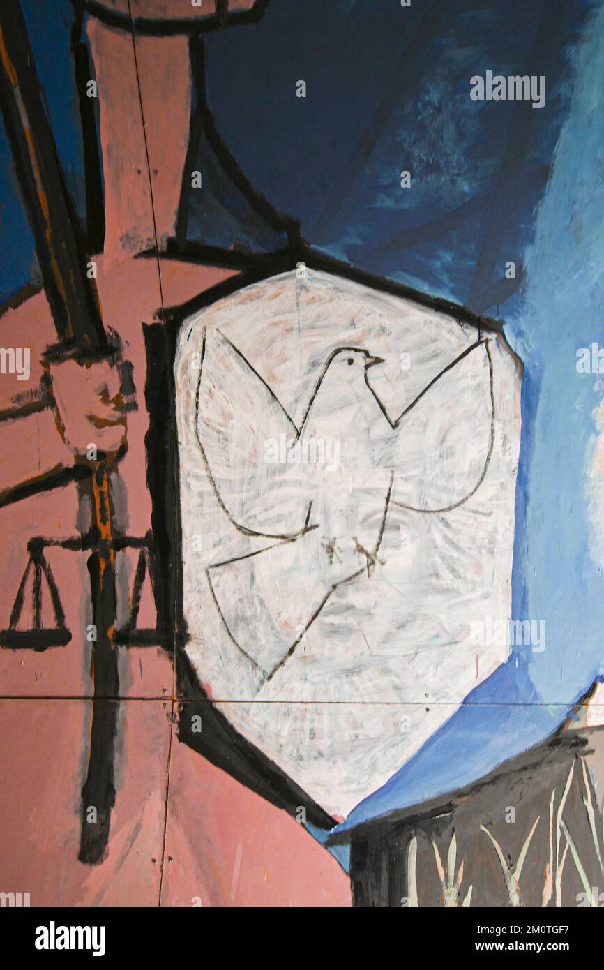 France, Alpes Maritimes, Vallauris, Pablo Picasso Musée national - la guerre et la paix, le bouclier de la paix, avec une colombe et par transparence, le visage de l'épouse de Picasso, Fran?oise Gilot Banque D'Images