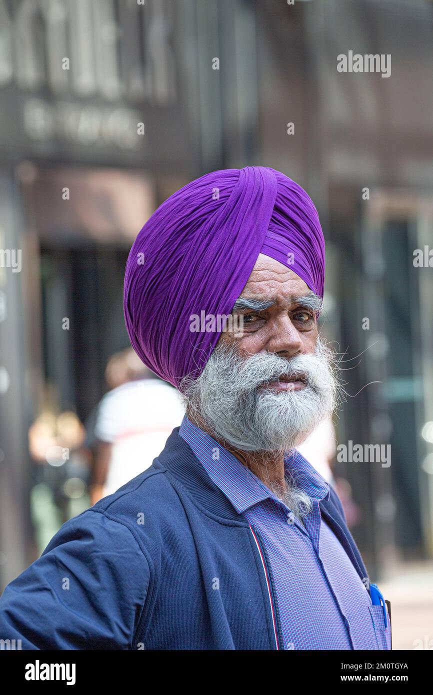 États-Unis, Illinois, Chicago, The Loop, North State Street, Un sikh de la communauté indo-américaine avec la barbe et le turban indiens traditionnels Banque D'Images