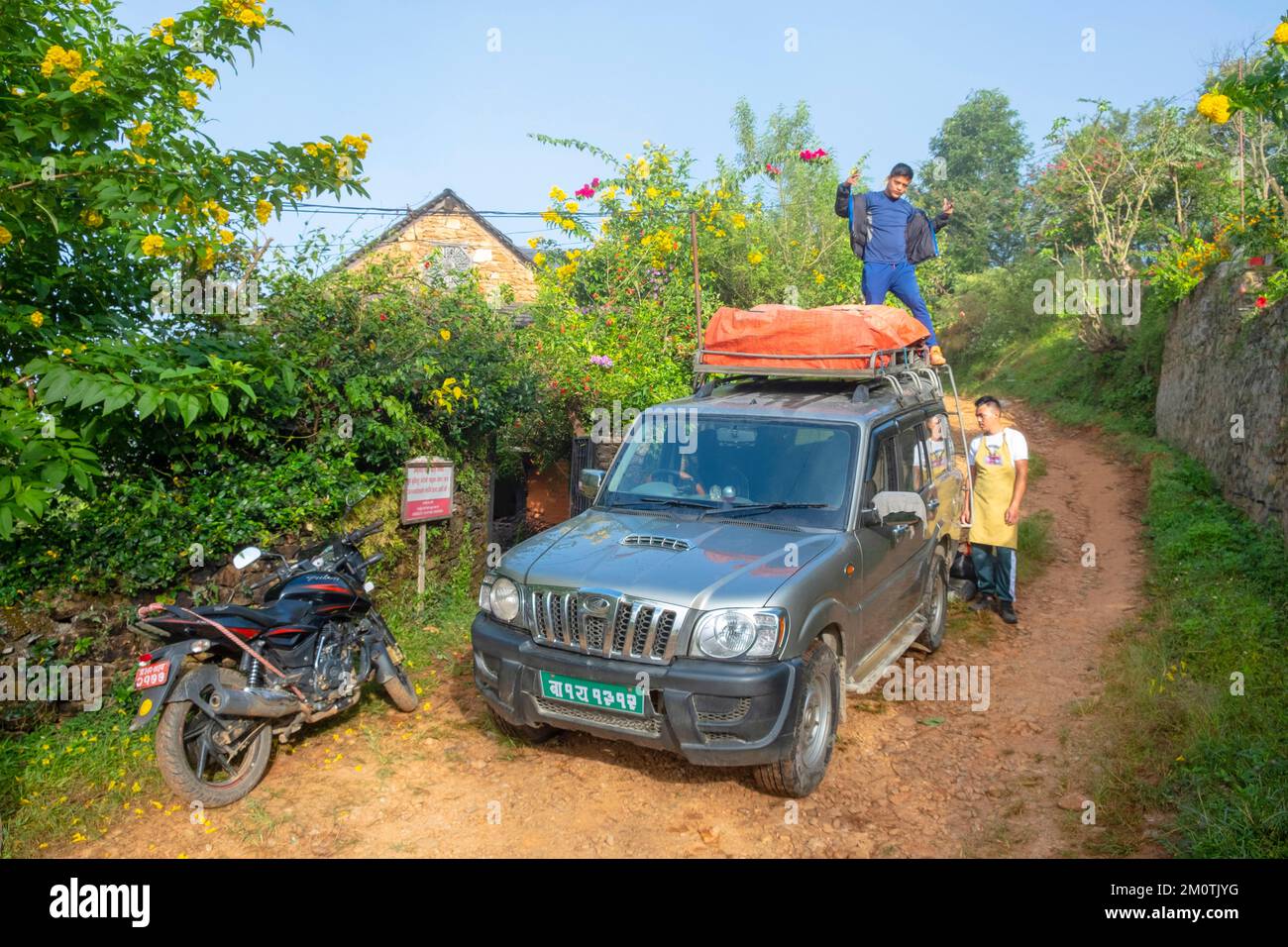 Népal, Nuwakot, la célèbre ferme écologique-Lodge, véhicule d'assistance pour le RAID moto au début Banque D'Images