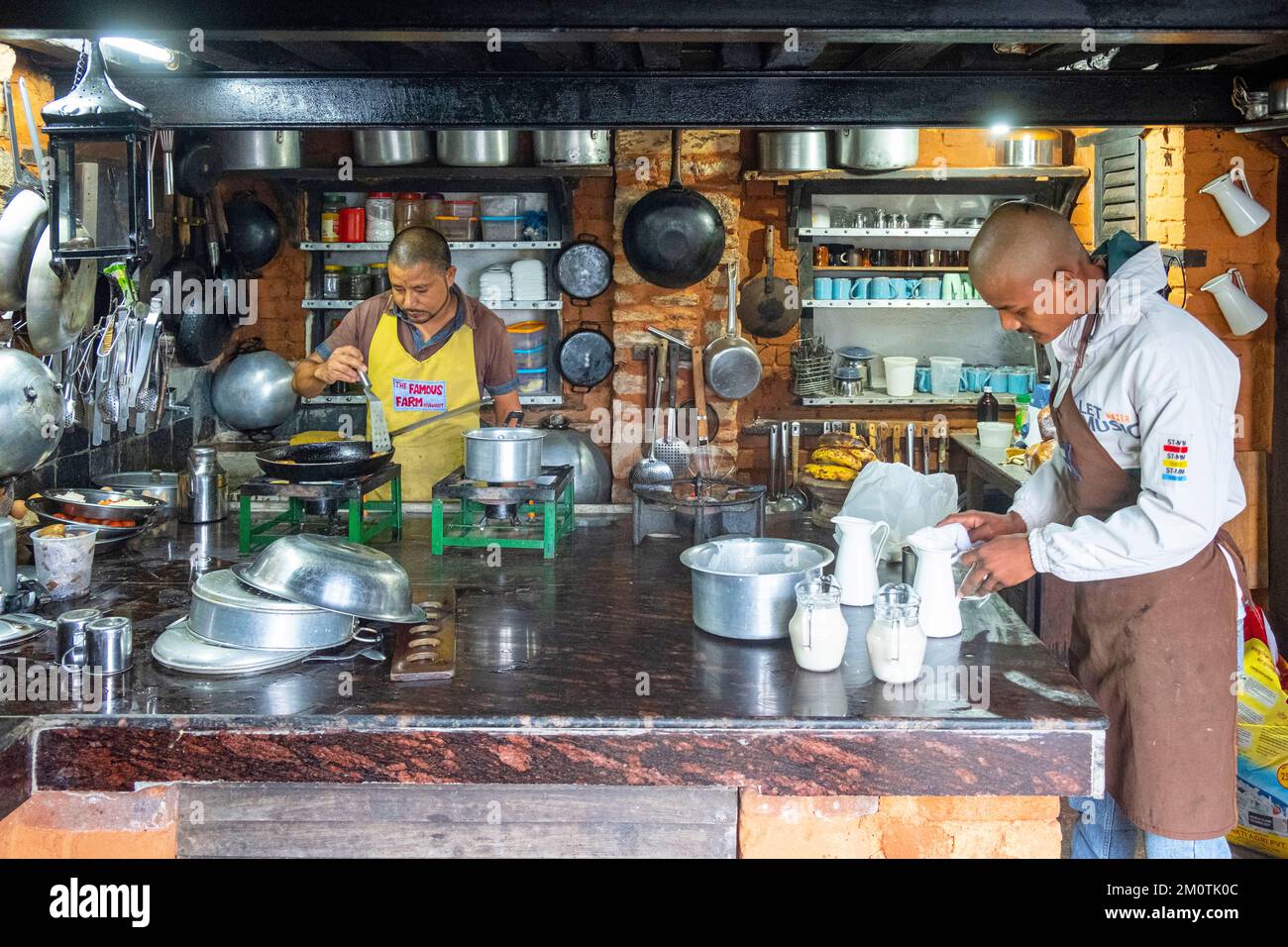 Népal, Nuwakot, éco-Lodge la célèbre ferme, rénové dans une ancienne ferme, la cuisine et les cuisiniers préparent les repas Banque D'Images