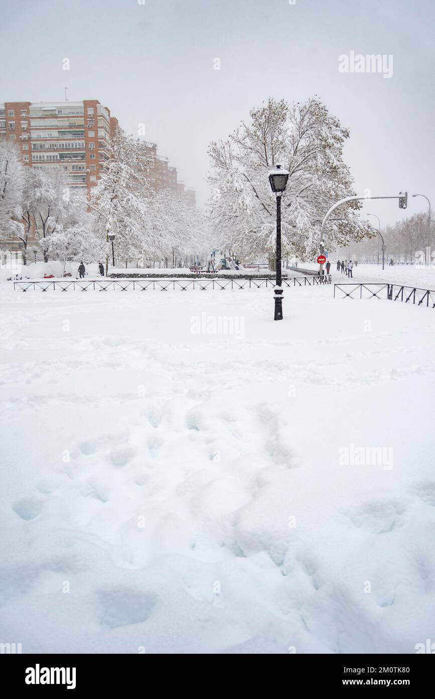 Neige. Hiver. Rues couvertes d'une couverture blanche de neige qui couvre  tous les éléments de la rue. Concept froid. Concept d'hiver. Hiver Photo  Stock - Alamy