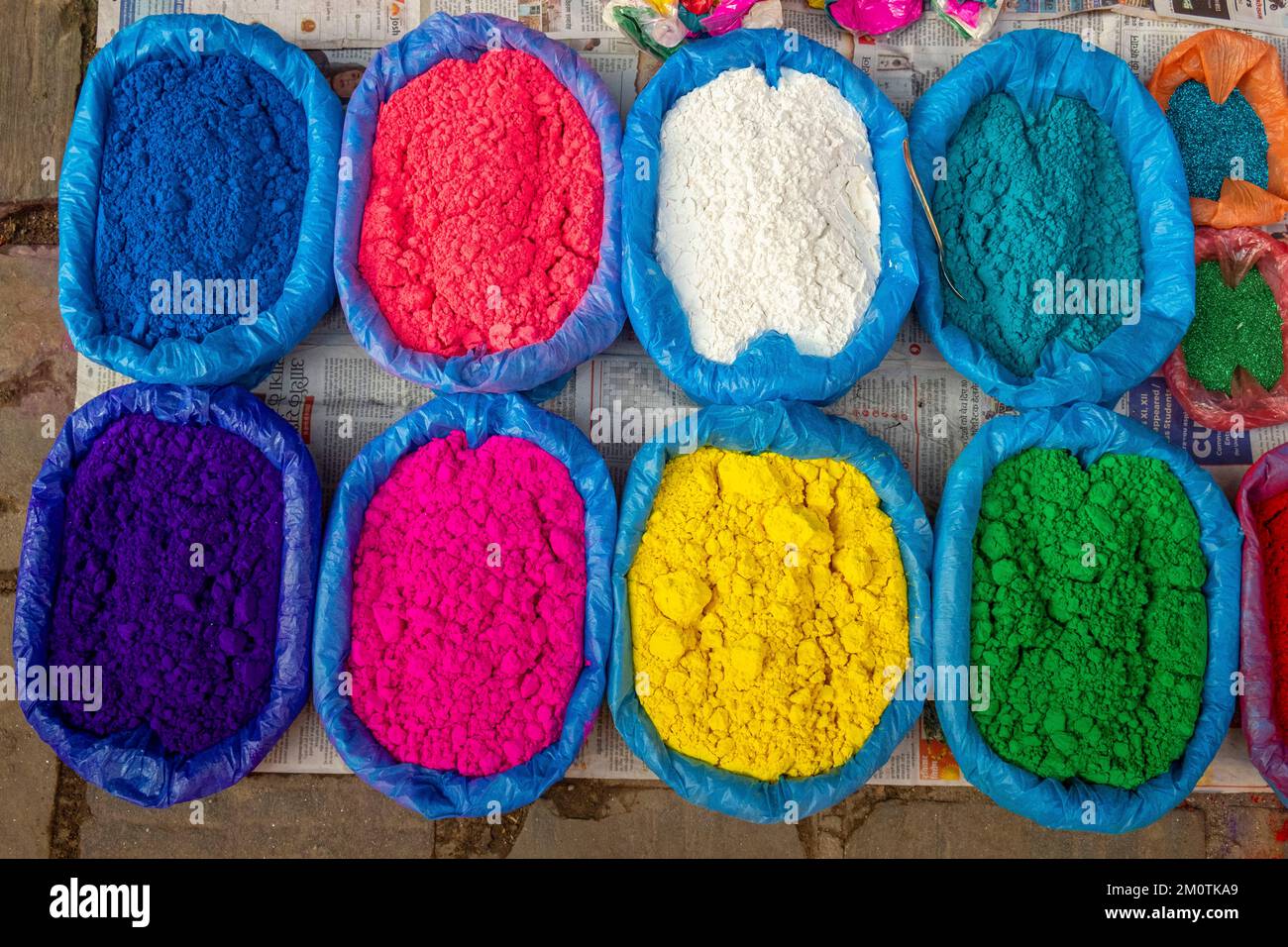 Népal, Katmandou, poudre colorée pour les festivals Banque D'Images