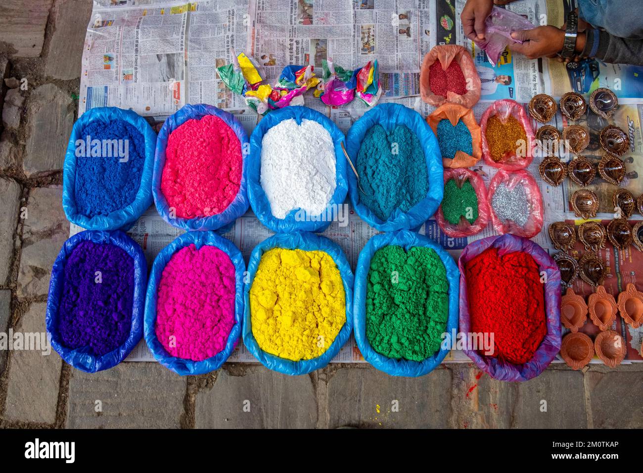 Népal, Katmandou, poudre colorée pour les festivals Banque D'Images