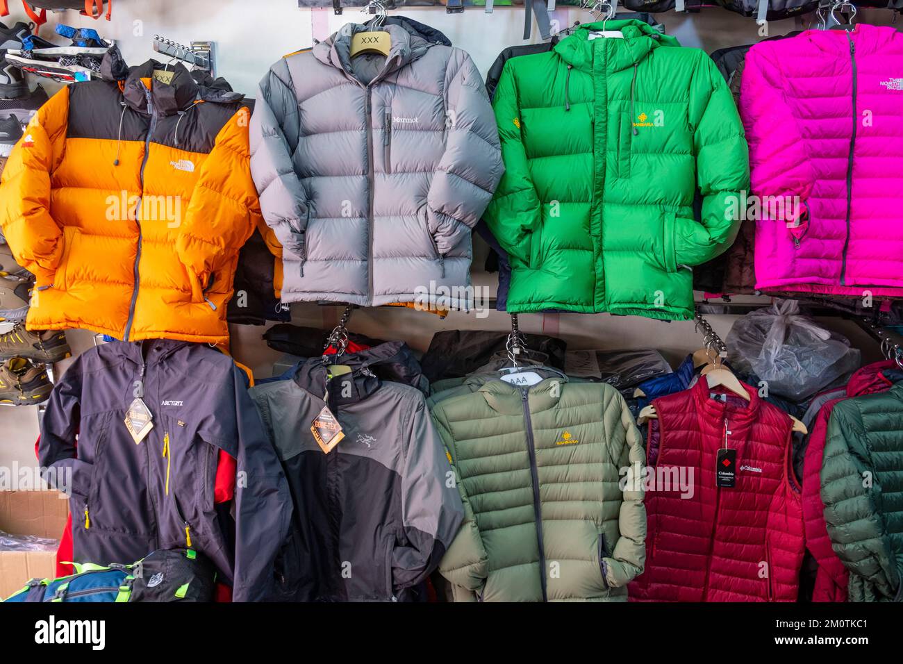 Népal, Katmandou, centre-ville, quartier touristique de Thamel, boutique d'artisanat et de souvenirs, blouson en duvet de contrefaçon Banque D'Images