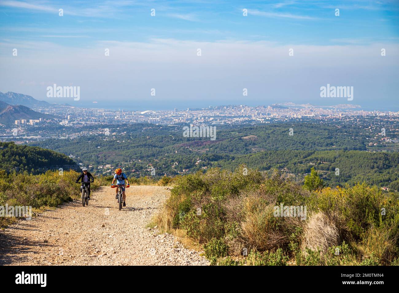 France, Bouches-du-RH?ne, randonnée dans les collines entre Allauch et Aubagne sur les lieux de tournage des films de Marcel Pagnol, vélo de montagne sur un chemin Banque D'Images