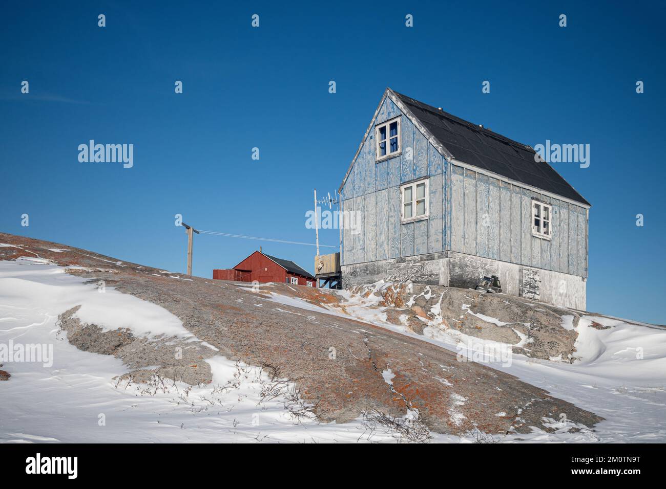 Maisons en bois colorées dans la petite colonie inuite d'Oqaatsut Banque D'Images