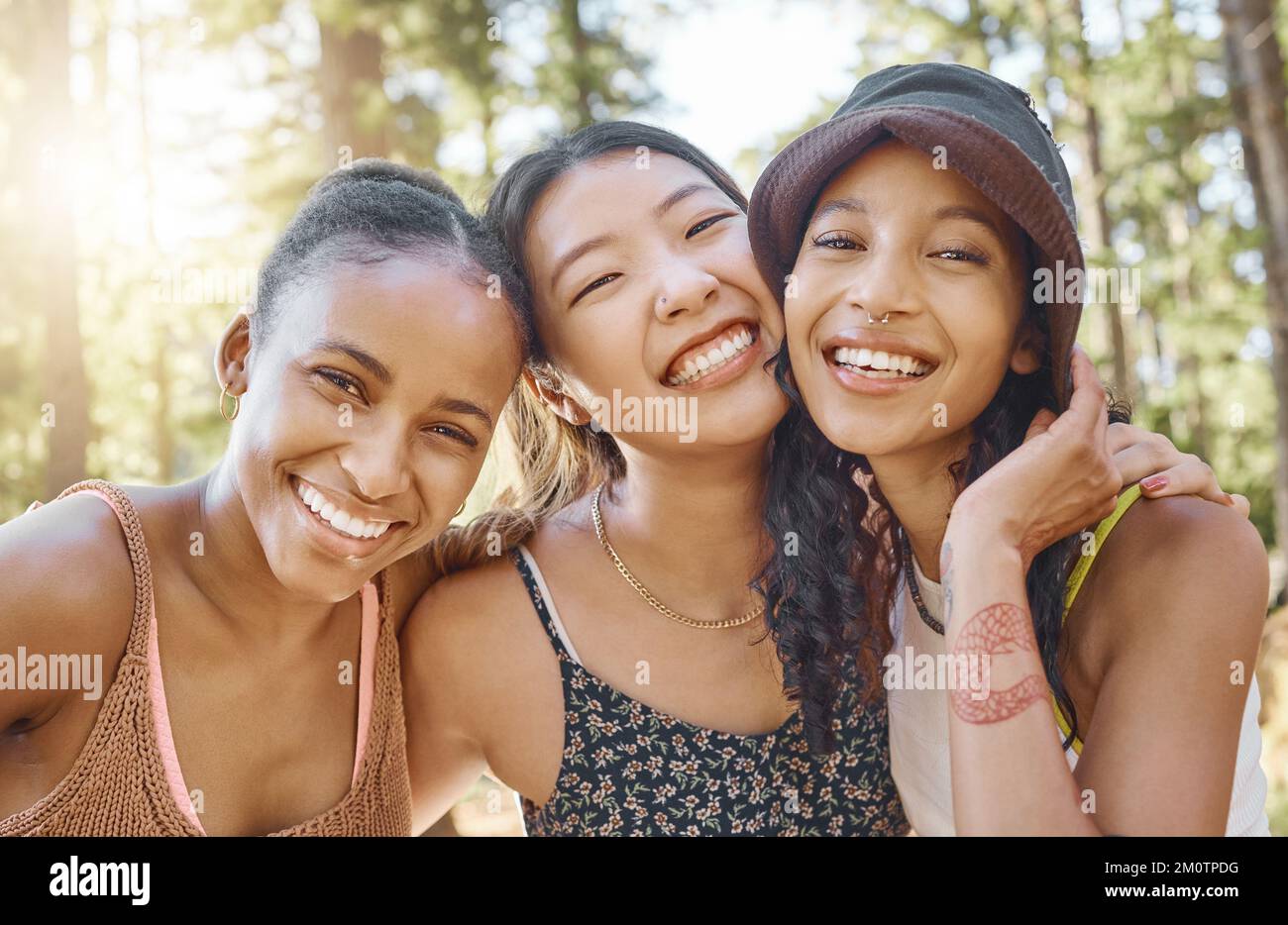 J'ai réussi à me remettre les uns les autres. un groupe diversifié d'amis se liant en campant dans les bois. Banque D'Images