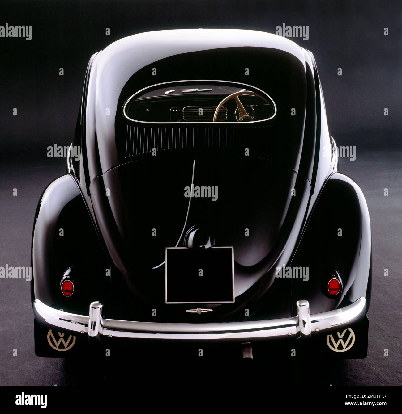 Image numérisée d'un studio tourné d'un classique noir VW Beetle back, Londres, Royaume-Uni tourné sur film vers 1985 Banque D'Images