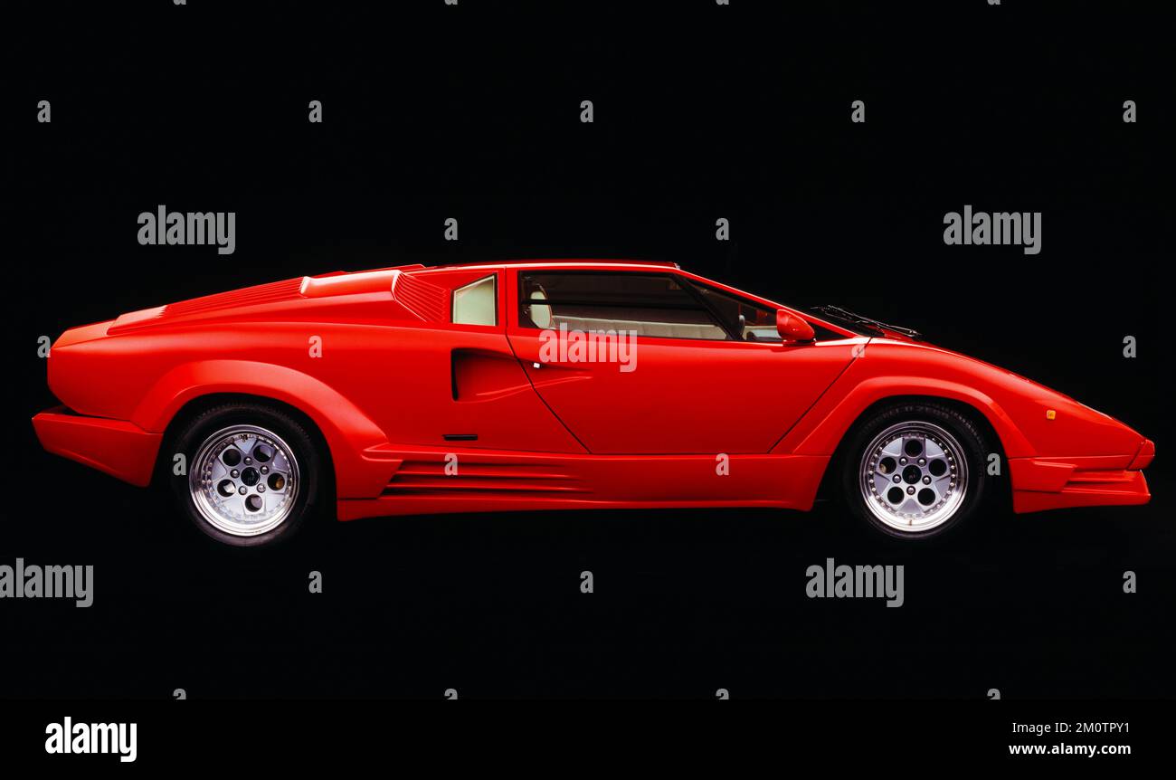 Image numérisée d'un studio tourné d'une supervoiture rouge Lamborghini, profil, Londres, Royaume-Uni tourné sur film vers 1986 Banque D'Images