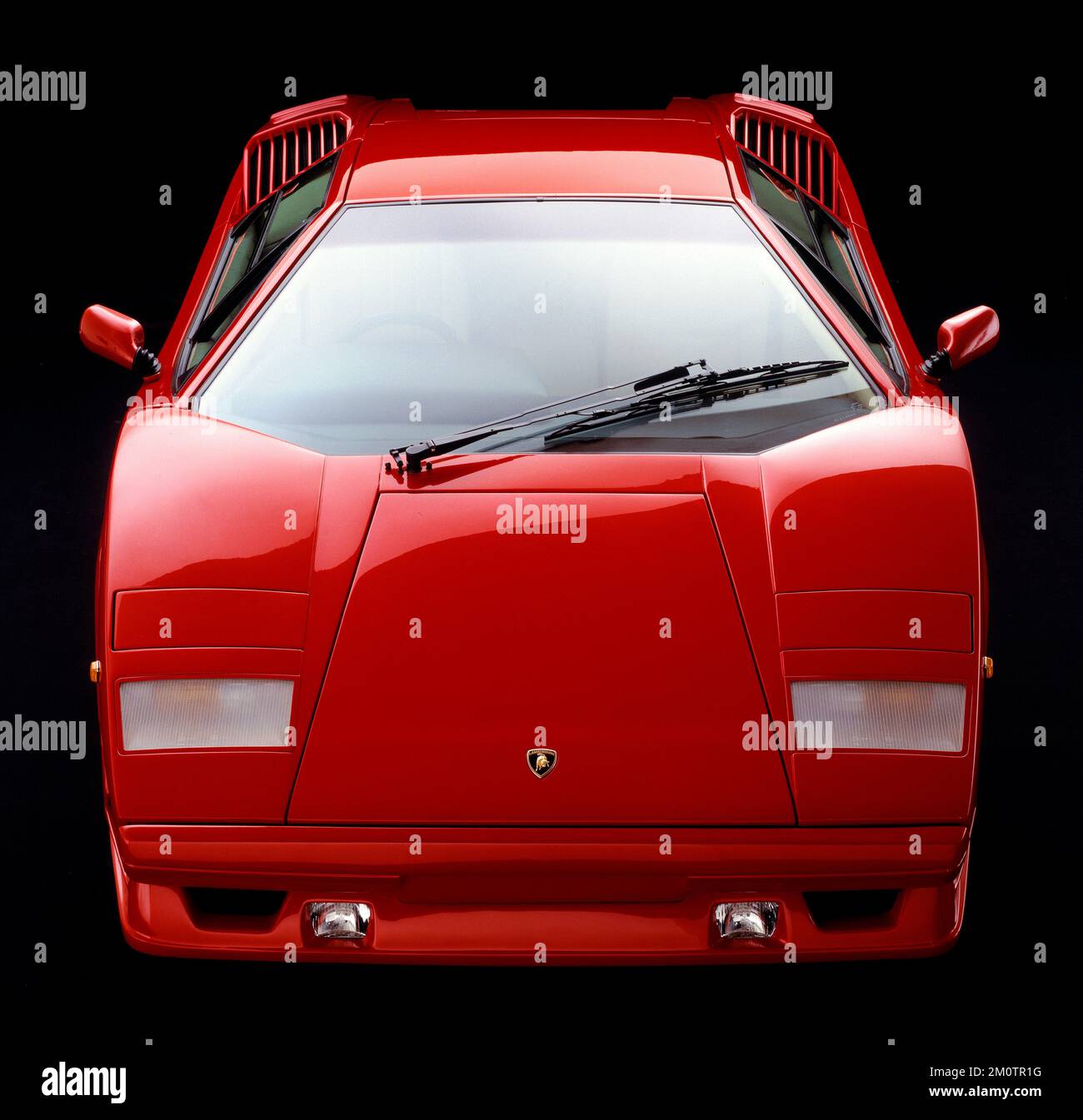Image numérisée d'un studio tourné d'une supervoiture rouge Lamborghini, front, Londres, Royaume-Uni tourné sur film vers 1986 Banque D'Images