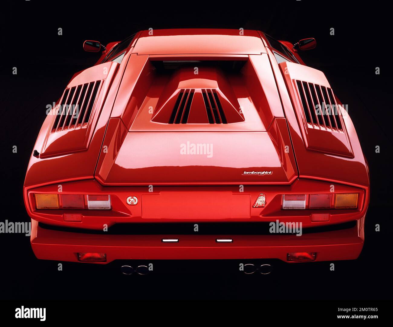 Image numérisée d'un studio tourné d'une supervoiture rouge Lamborghini, arrière, Londres, Royaume-Uni tourné sur film vers 1986 Banque D'Images