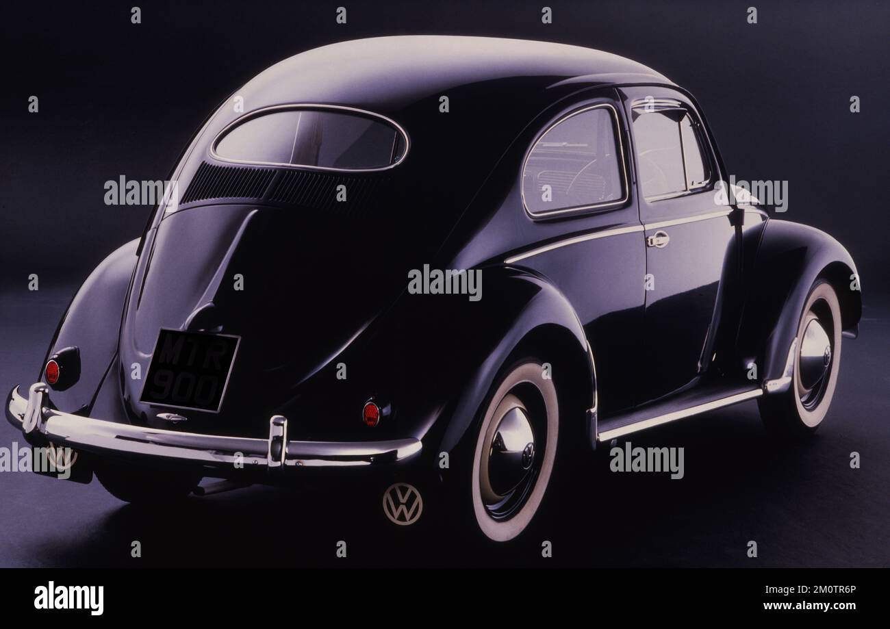 Image numérisée d'un studio tourné d'un classique noir VW Beetle, 3/4 dos, Londres, Royaume-Uni tourné sur film vers 1985 Banque D'Images