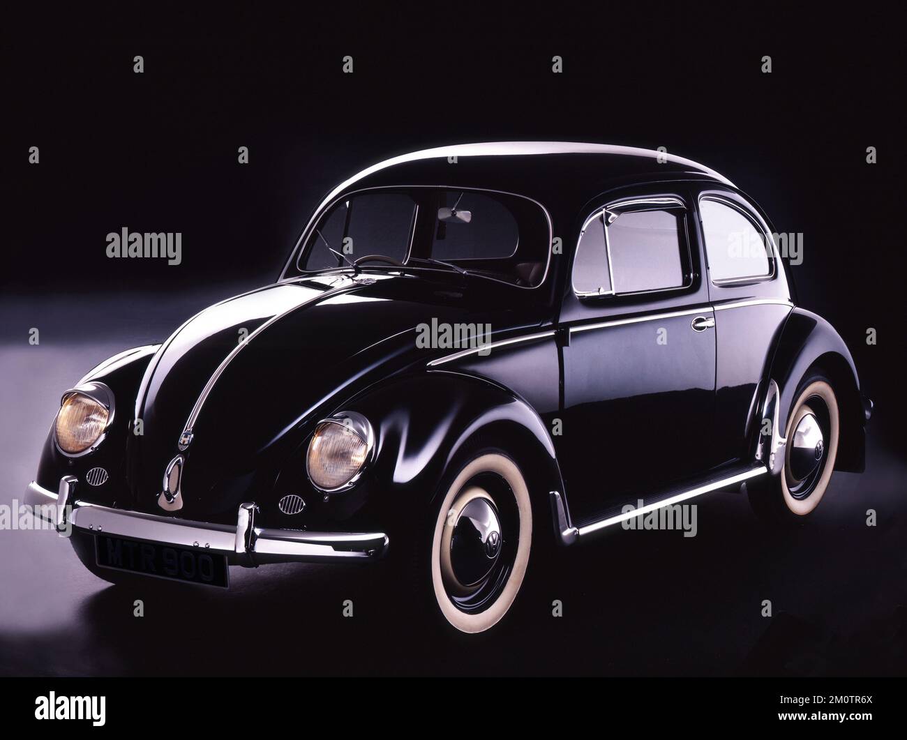 Image numérisée d'un studio tourné d'un classique noir VW Beetle, 3/4 front, Londres, Royaume-Uni tourné sur film vers 1985 Banque D'Images