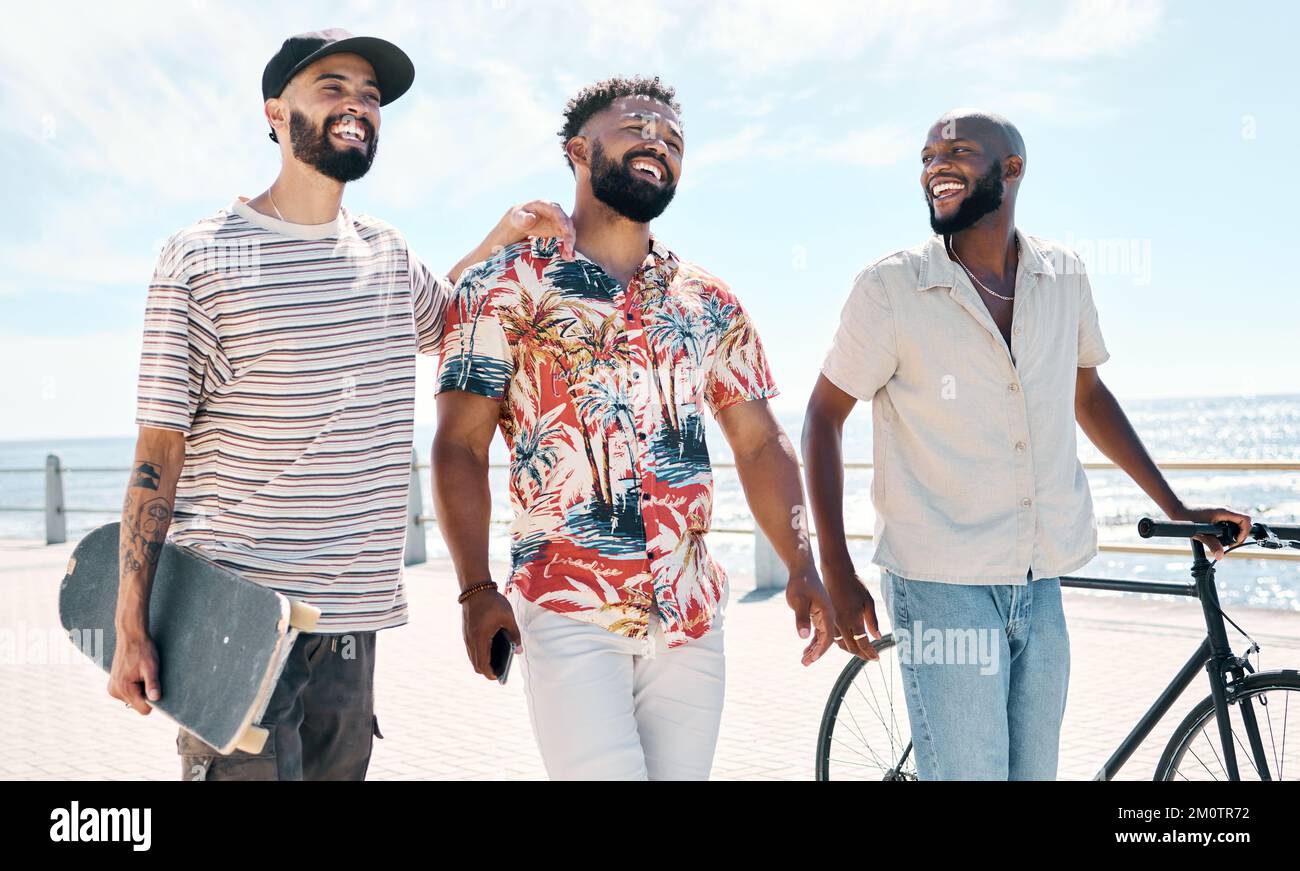 Il est difficile de parvenir à une fraternité. un groupe diversifié d'hommes se liant pendant une journée à l'extérieur. Banque D'Images