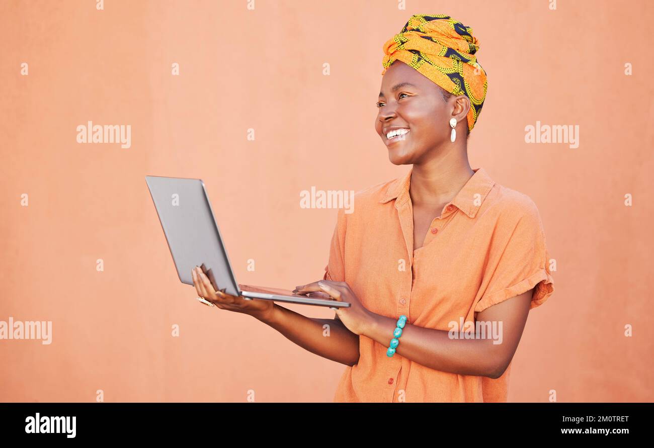 Mur, ordinateur portable ou femme noire heureuse pensant à la recherche sur les idées créatives de petites entreprises au Kenya. Numérique, technologie ou bien réfléchie fille africaine Banque D'Images