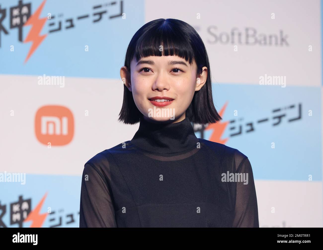 Tokyo, Japon. 8th décembre 2022. L'actrice japonaise Hana Sugisaki participe à un événement promotionnel du nouveau smartphone « Xiaomi 12T Pro » du fabricant d'électronique chinois, à Tokyo, jeudi, 8 décembre 2022. Le smartphone phare de Xiaomi permet de charger sa batterie 5 000mAh en 19 minutes et est équipé d'un appareil photo 200 mégapixels. Credit: Yoshio Tsunoda/AFLO/Alay Live News Banque D'Images