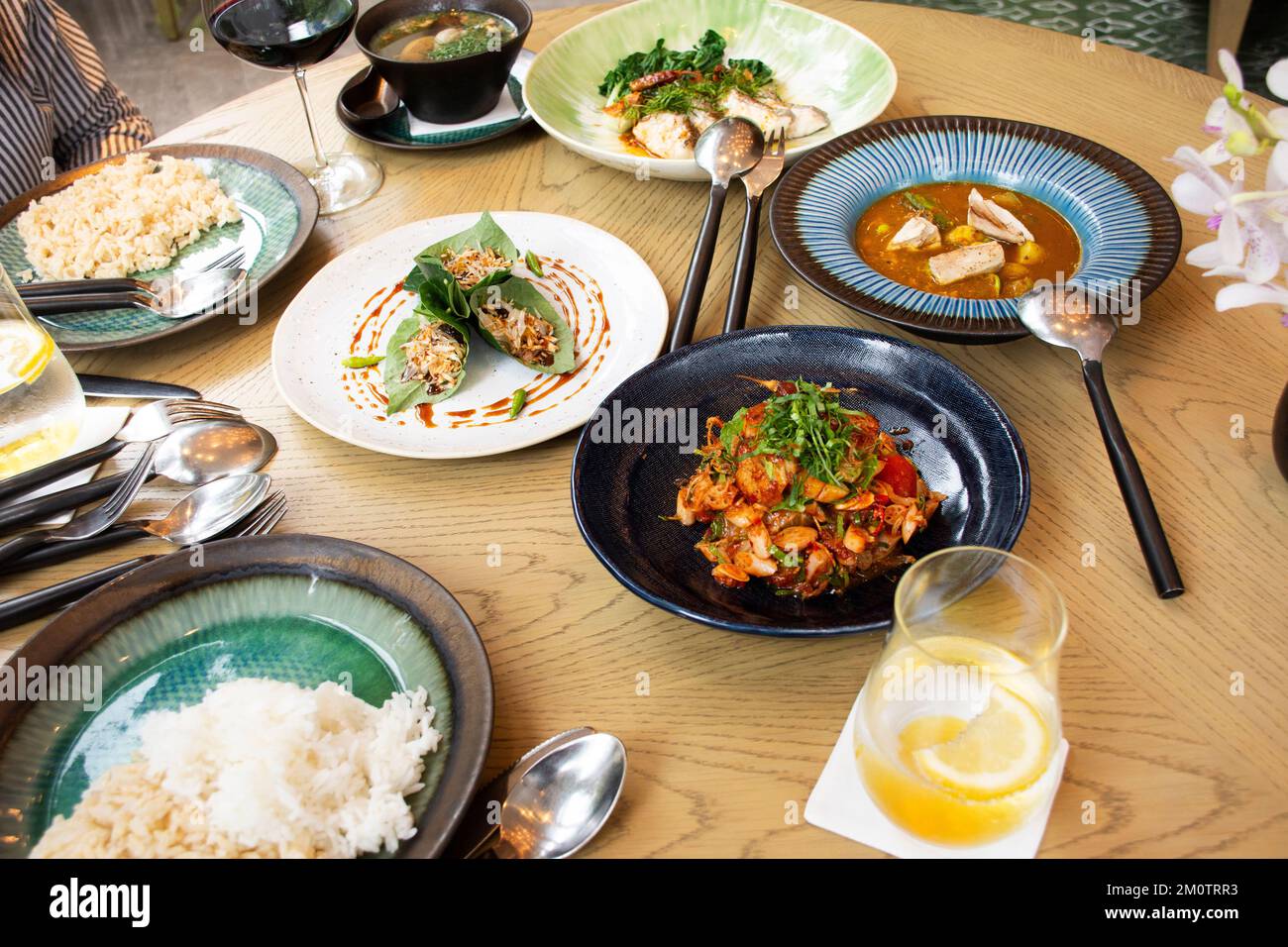 Cuisine locale traditionnelle ensemble cuisine thaïlandaise fusion servi  sur table avec couverts ou couverts vaisselle dans la salle à manger  moderne pour les clients de manger dri Photo Stock - Alamy