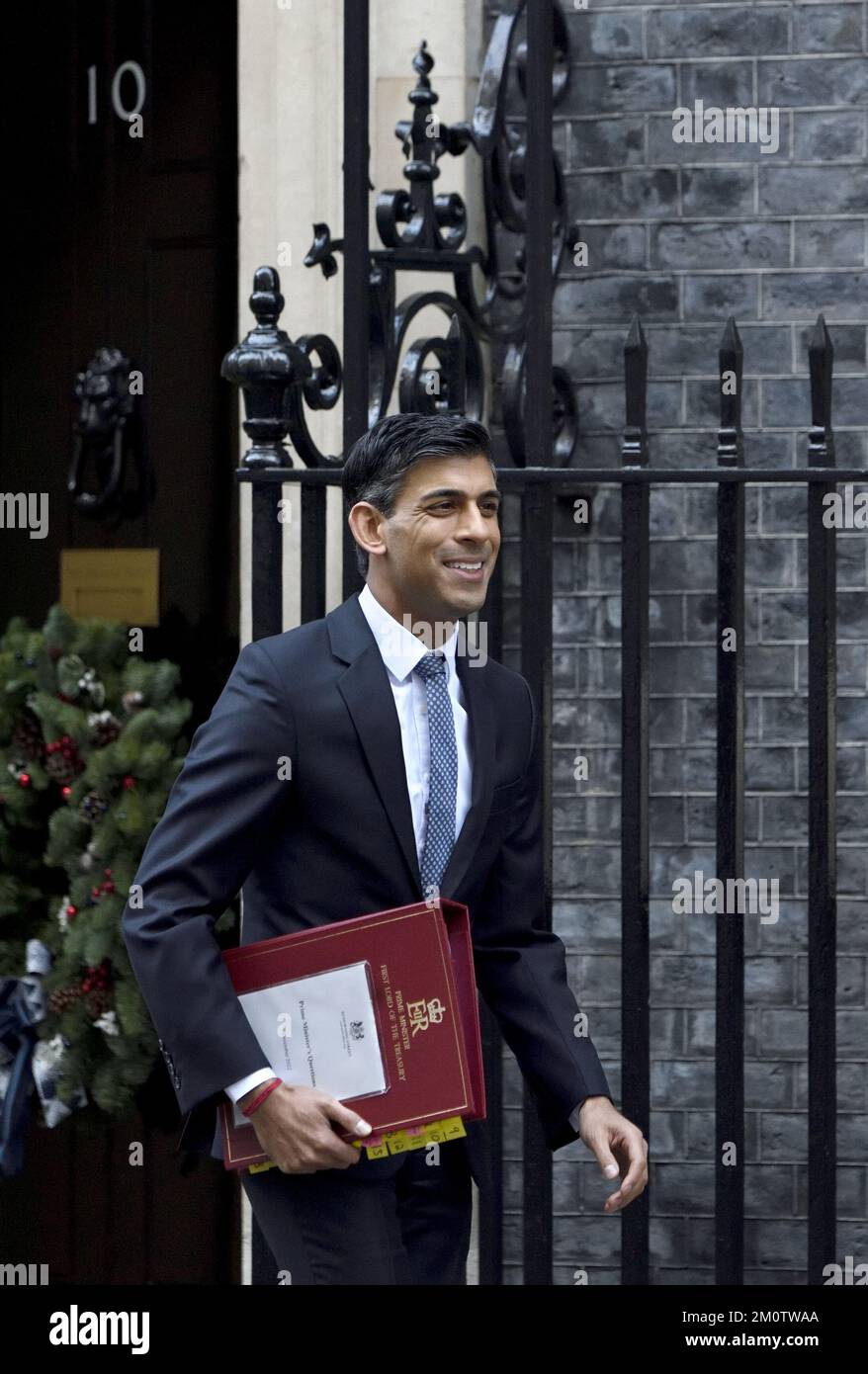Rishi Sunak MP - Premier ministre britannique - départ du 10 Downing Street avec un dossier préparé pour les questions du Premier ministre au Parlement. Décembre 2022 Banque D'Images
