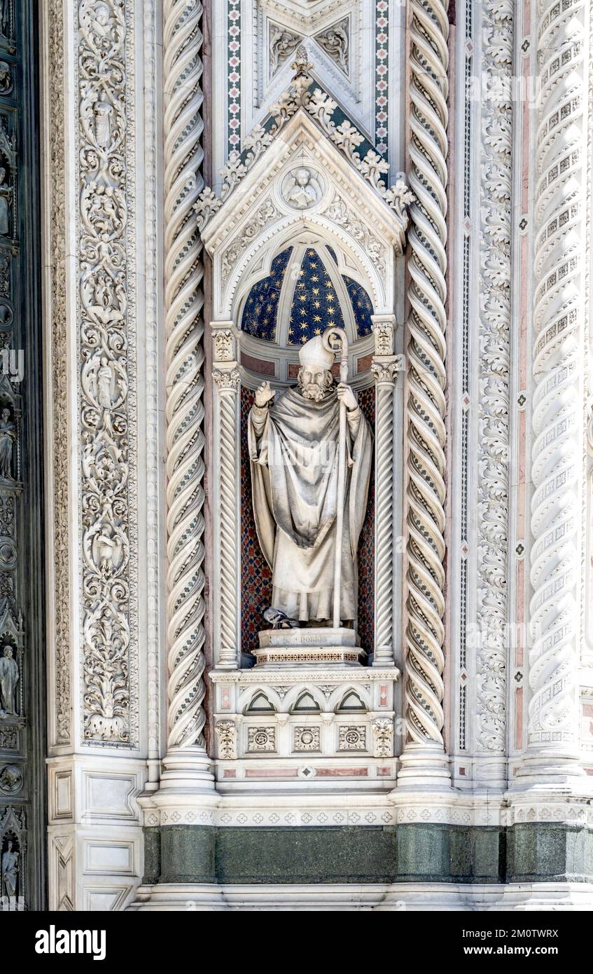 Statue de Saint Zanobius, façade de l'église Santa Maria del Fiore ou cathédrale de Florence de style néo-gothique, centre-ville de Florence, Toscane, Italie Banque D'Images