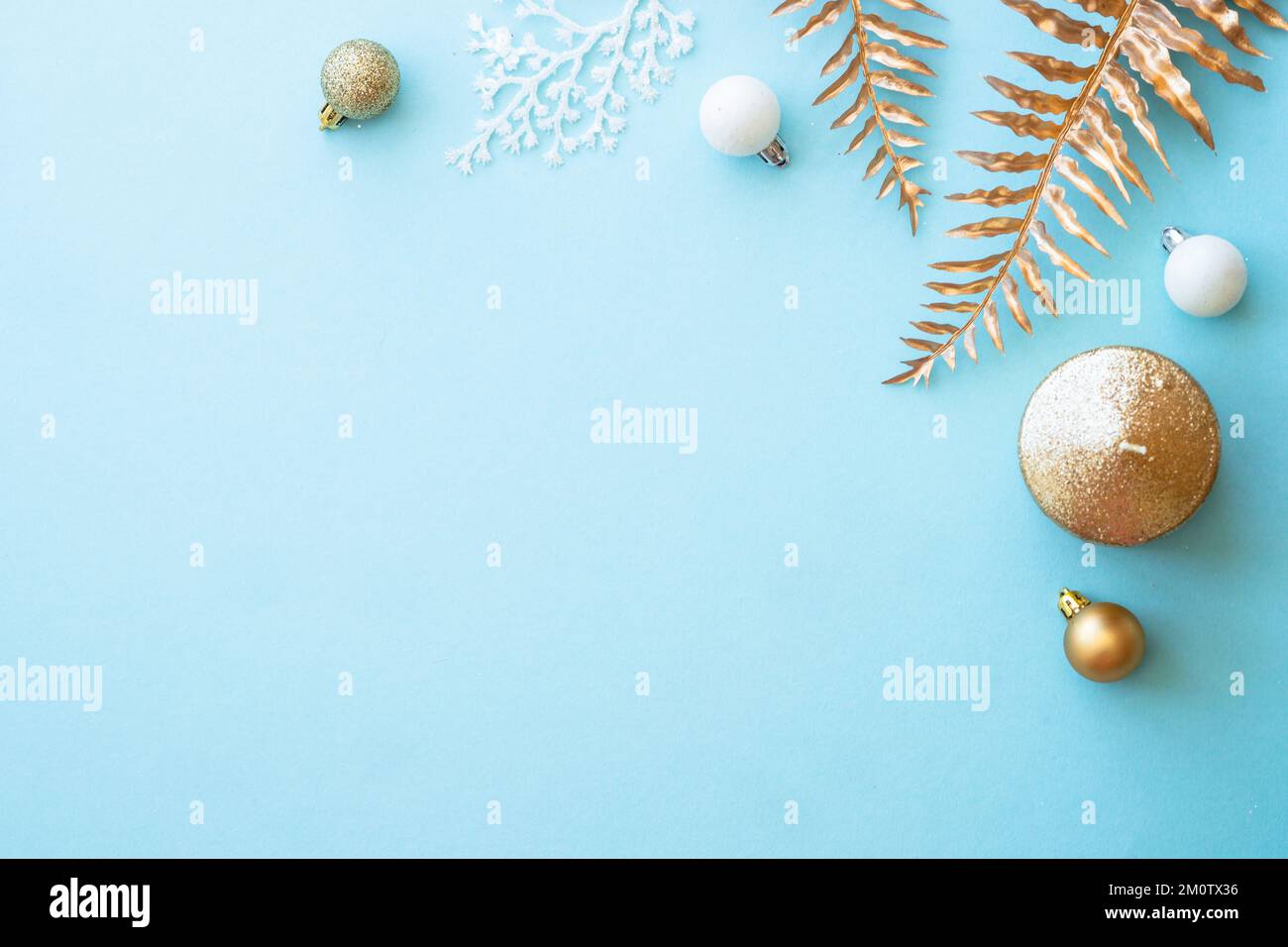 Composition de Noël avec décorations de vacances en bleu. Banque D'Images