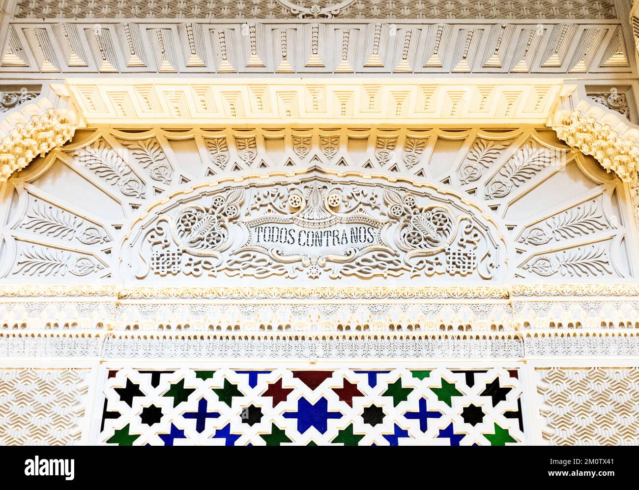 Chambre des amoureux, intérieur du château de Sammezzano, palais du 19th siècle en voie de disparition dans le style mauresque du renouveau, Reggello, province de Florence, Italie Banque D'Images Chambre des amoureux, intérieur du château de Sammezzano, palais du 19th siècle en voie de disparition dans le style mauresque du renouveau, Reggello, province de Florence, Italie Banque D'Images