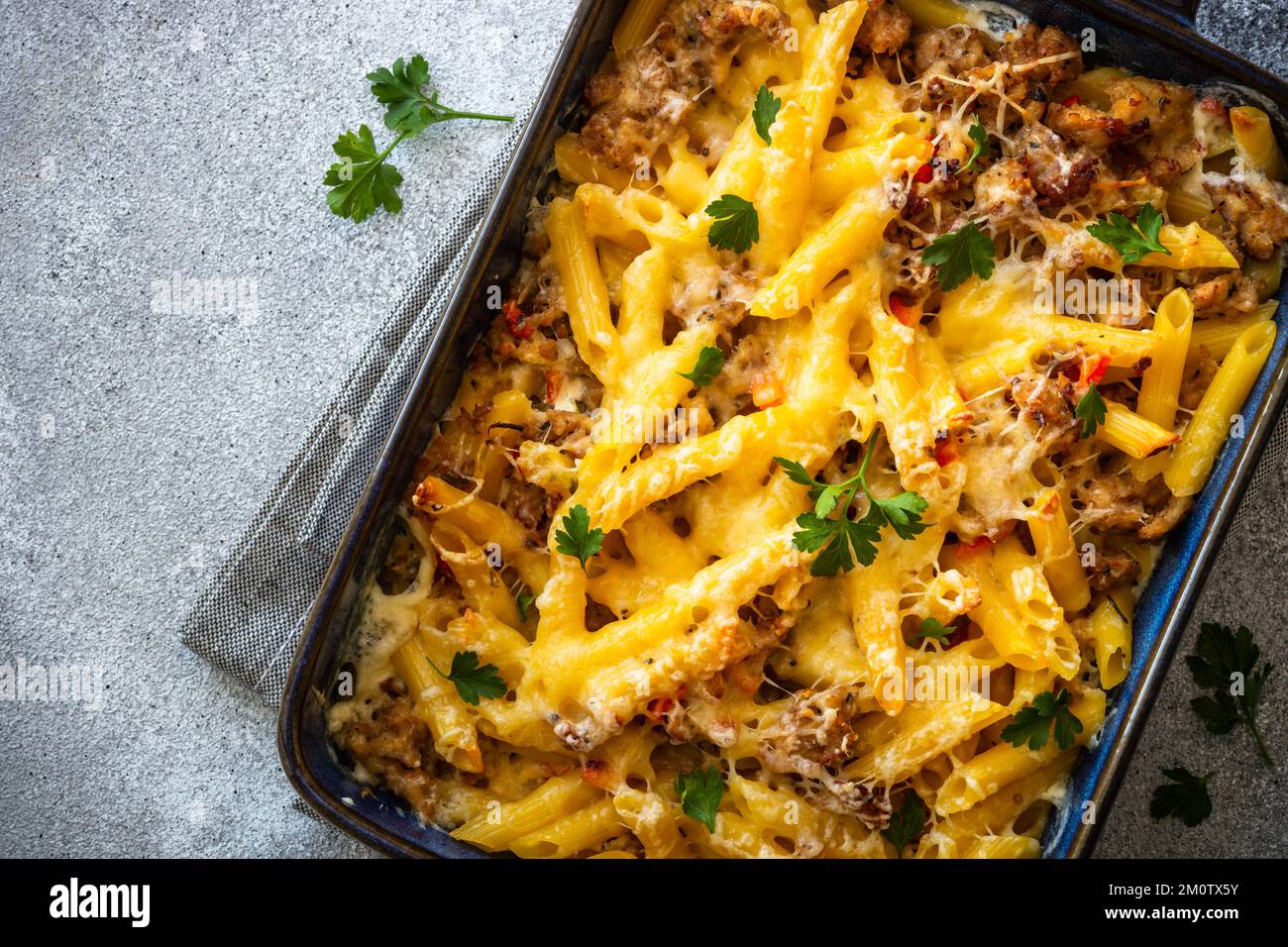 Pâtes penne à la viande hachée, au fromage et à la sauce crémeuse. Banque D'Images