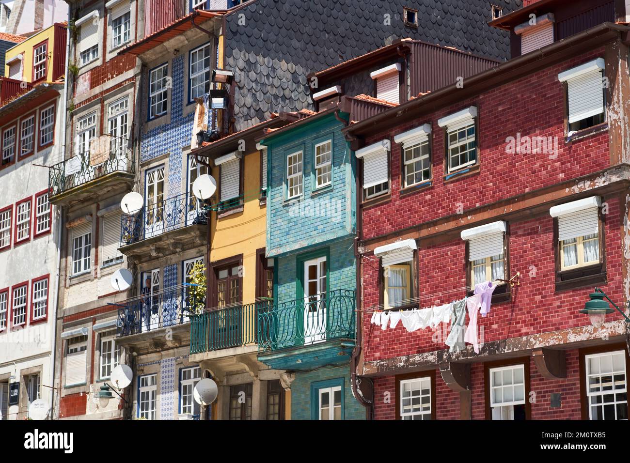 Maisons colorées de la place Ribeira, au coeur de Porto, Portugal Banque D'Images