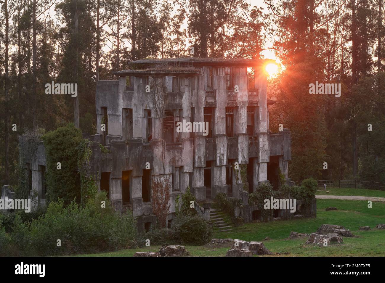 Sanatorium abandonné au coucher du soleil Banque D'Images