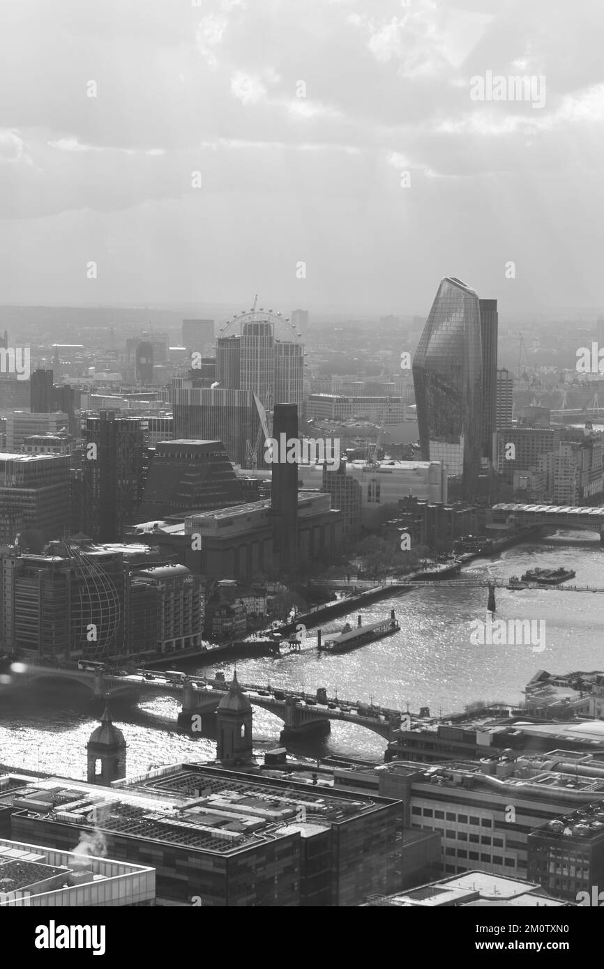 Horizon de Londres et de la Tamise par temps ensoleillé Banque D'Images