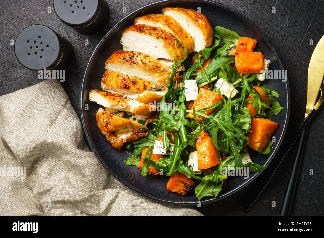 Salade de poulet à la citrouille et à l'arugula. Banque D'Images