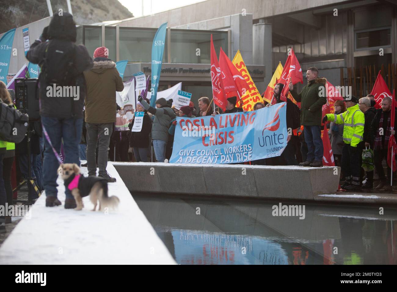 Édimbourg, Royaume-Uni. 8th décembre 2022. Une grève commerciale à l'unisson en dehors du Parlement écossais à Édimbourg demandant une augmentation de salaire comme un coût de la vie de crise. Crédit photo : Pako Mera/Alay Live News Banque D'Images