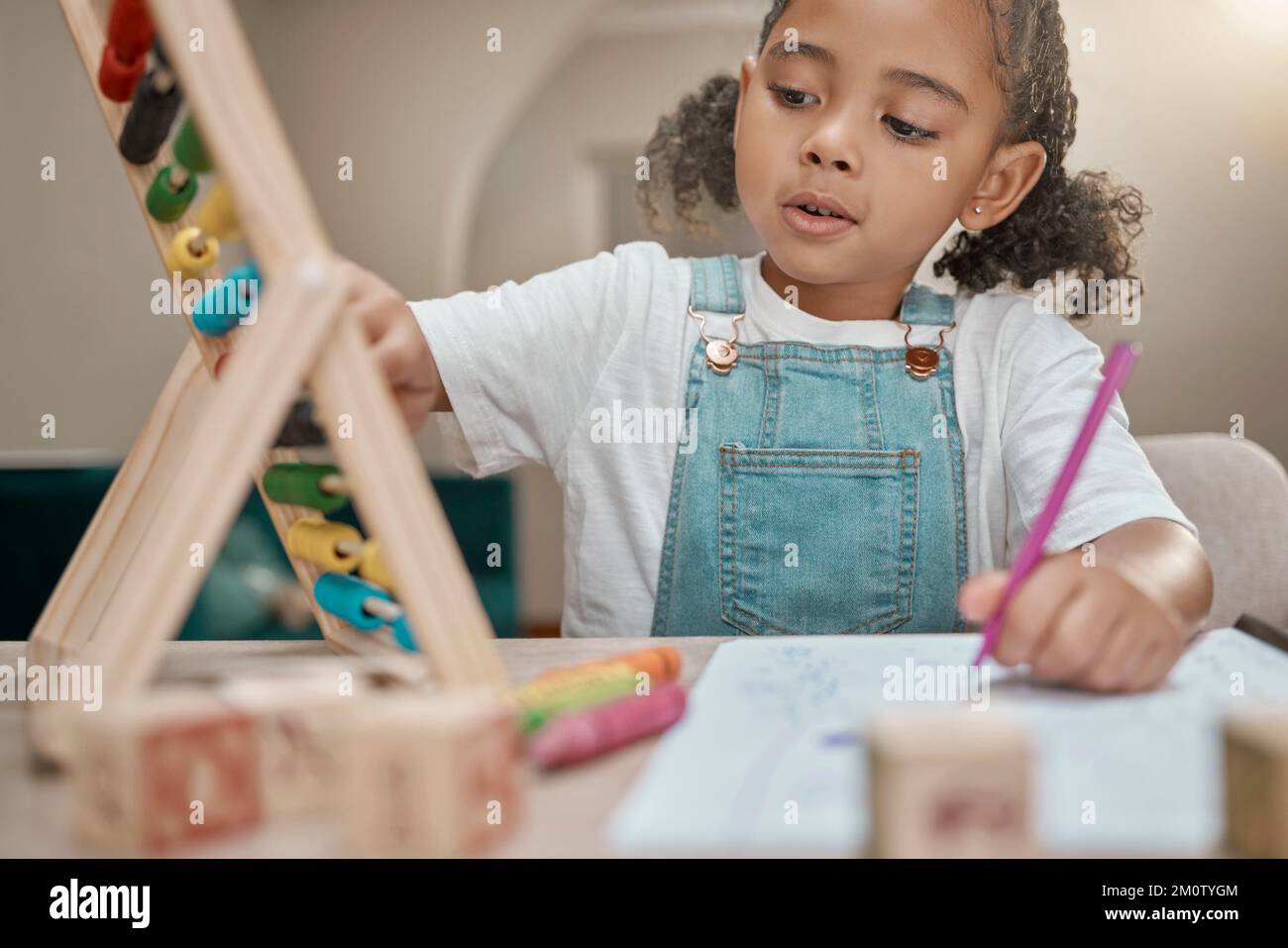 Apprentissage à domicile, éducation et fille avec maths abacus prêt pour le développement de la maternelle dans une maison. L'école, les connaissances d'étude et l'écriture test des nombres Banque D'Images