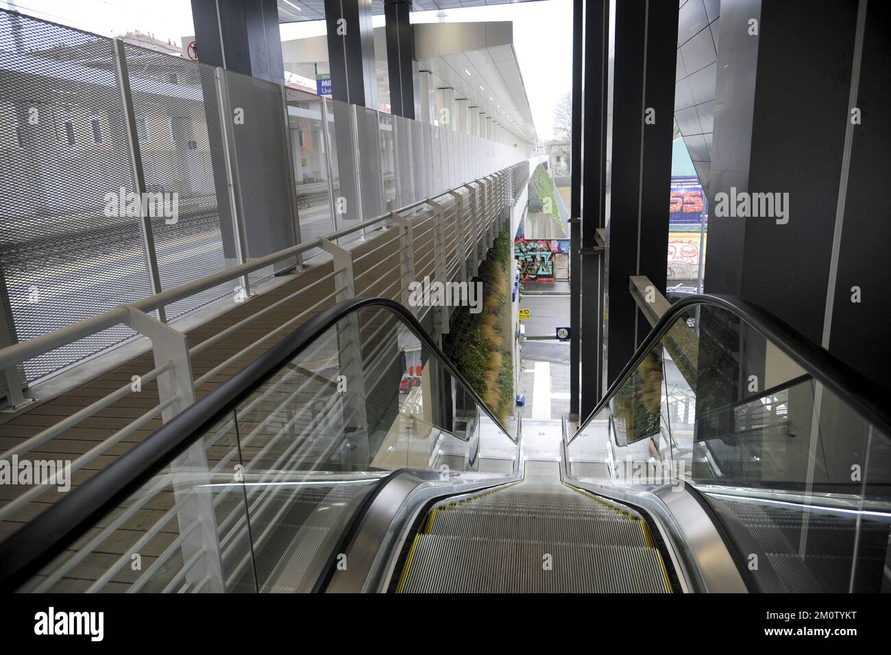 Milan (Italie), la nouvelle station Tibaldi-Università Bocconi du système de transport régional, qui fait partie du projet de ligne circulaire de Milan. - Milan, la nuova stazione Tibaldi-Università Bocconi del sistema di trasporto regionale, parte del progetto di linea circolare milanais. Banque D'Images