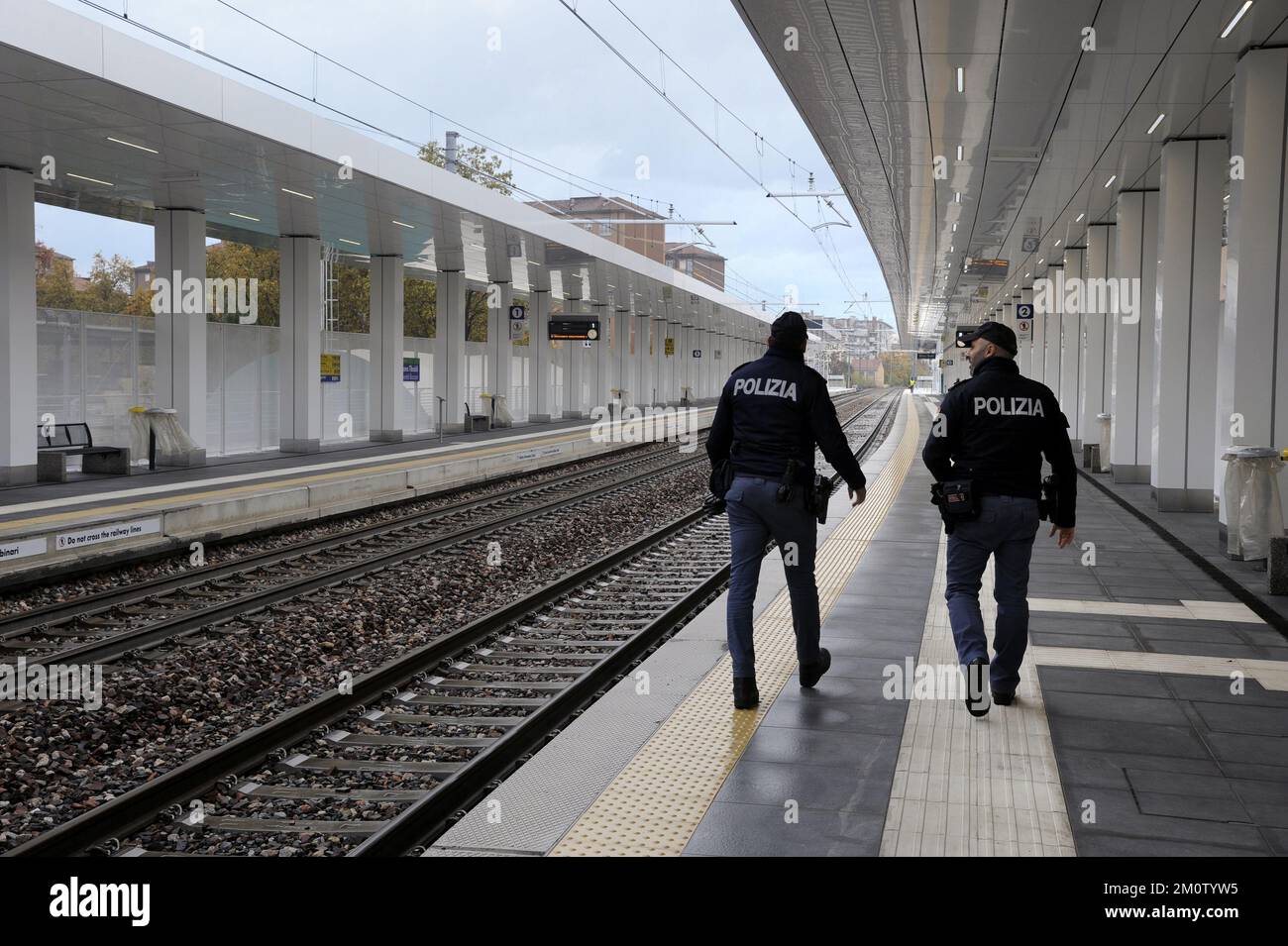 Milan (Italie), la nouvelle station Tibaldi-Università Bocconi du système de transport régional, qui fait partie du projet de ligne circulaire de Milan. - Milan, la nuova stazione Tibaldi-Università Bocconi del sistema di trasporto regionale, parte del progetto di linea circolare milanais. Banque D'Images