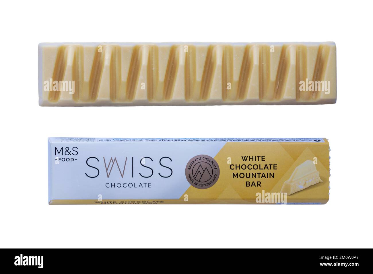 Barre de montagne au chocolat blanc suisse de M&S isolée sur fond blanc - chocolat blanc suisse au miel et au nougat aux amandes Banque D'Images