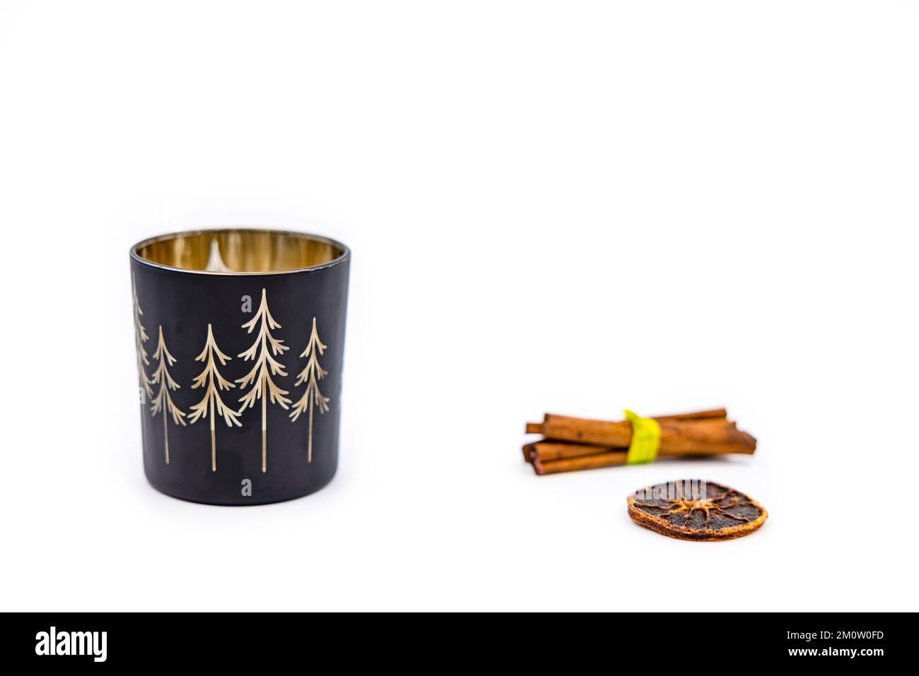 Bougie chauffe-plat avec ambiance hivernale, cannelle et citron isolés sur fond blanc comme carte de vœux de noël comme studio tourné pour vous concevoir Banque D'Images Bougie chauffe-plat avec ambiance hivernale, cannelle et citron isolés sur fond blanc comme carte de vœux de noël comme studio tourné pour vous concevoir Banque D'Images