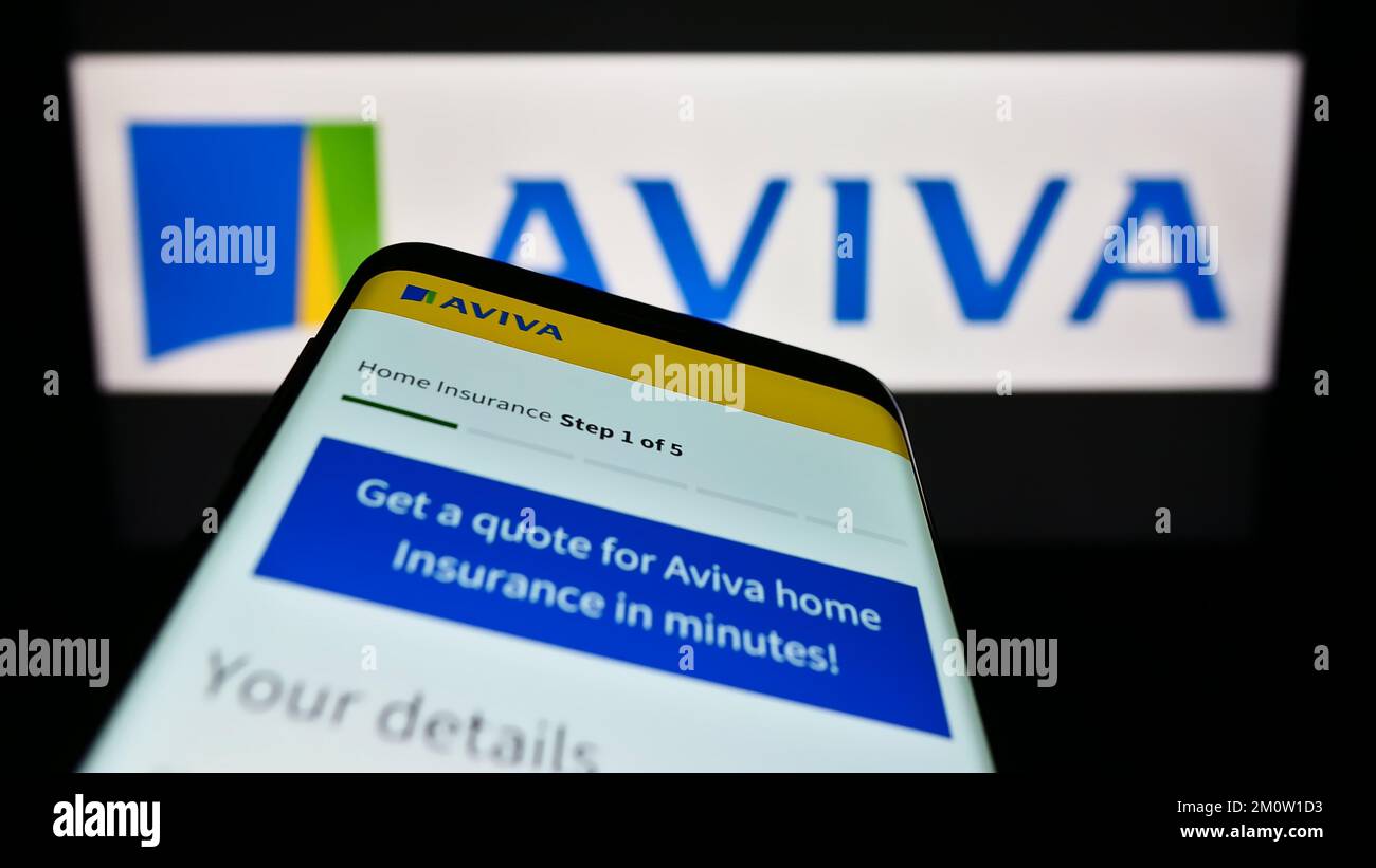 Téléphone mobile avec page web de la compagnie d'assurance britannique Aviva plc à l'écran devant le logo de l'entreprise. Faites la mise au point dans le coin supérieur gauche de l'écran du téléphone. Banque D'Images