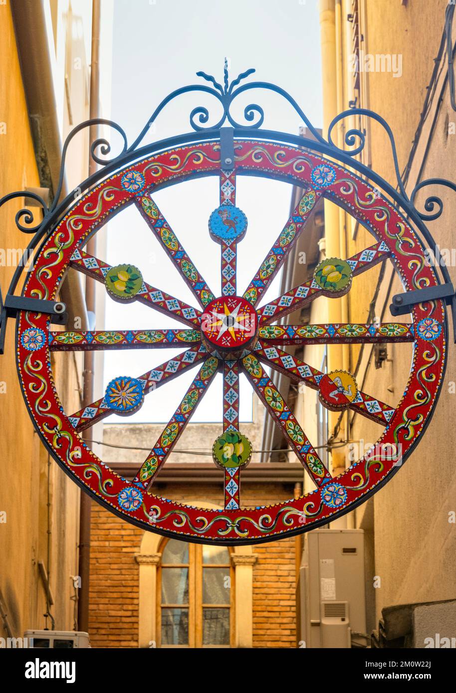Taormina, Sicile Cartwheel aux couleurs vives de Taormina suspendu dans la porte de la ville de Taormina Banque D'Images