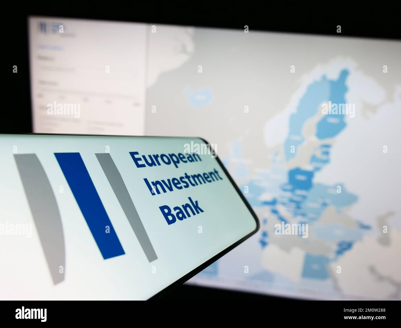 Smartphone avec logo de l'institution de l'UE Banque européenne d'investissement (BEI) à l'écran devant le site Internet. Concentrez-vous sur le centre de l'écran du téléphone. Banque D'Images