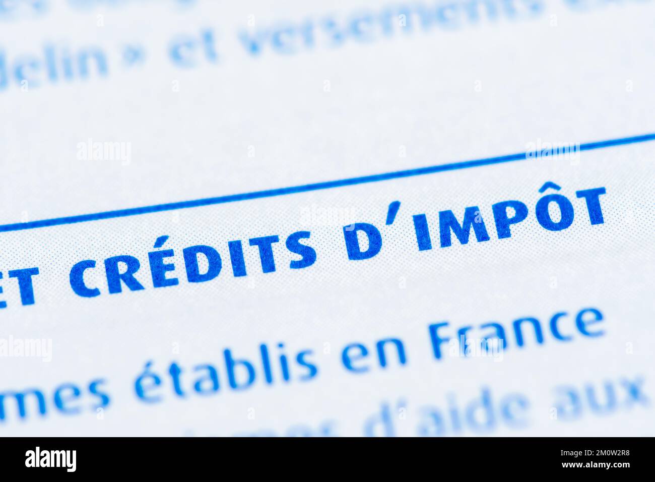 Impôts en France : détail d'une déclaration de revenus française avec un gros plan sur la section des crédits d'impôt Banque D'Images