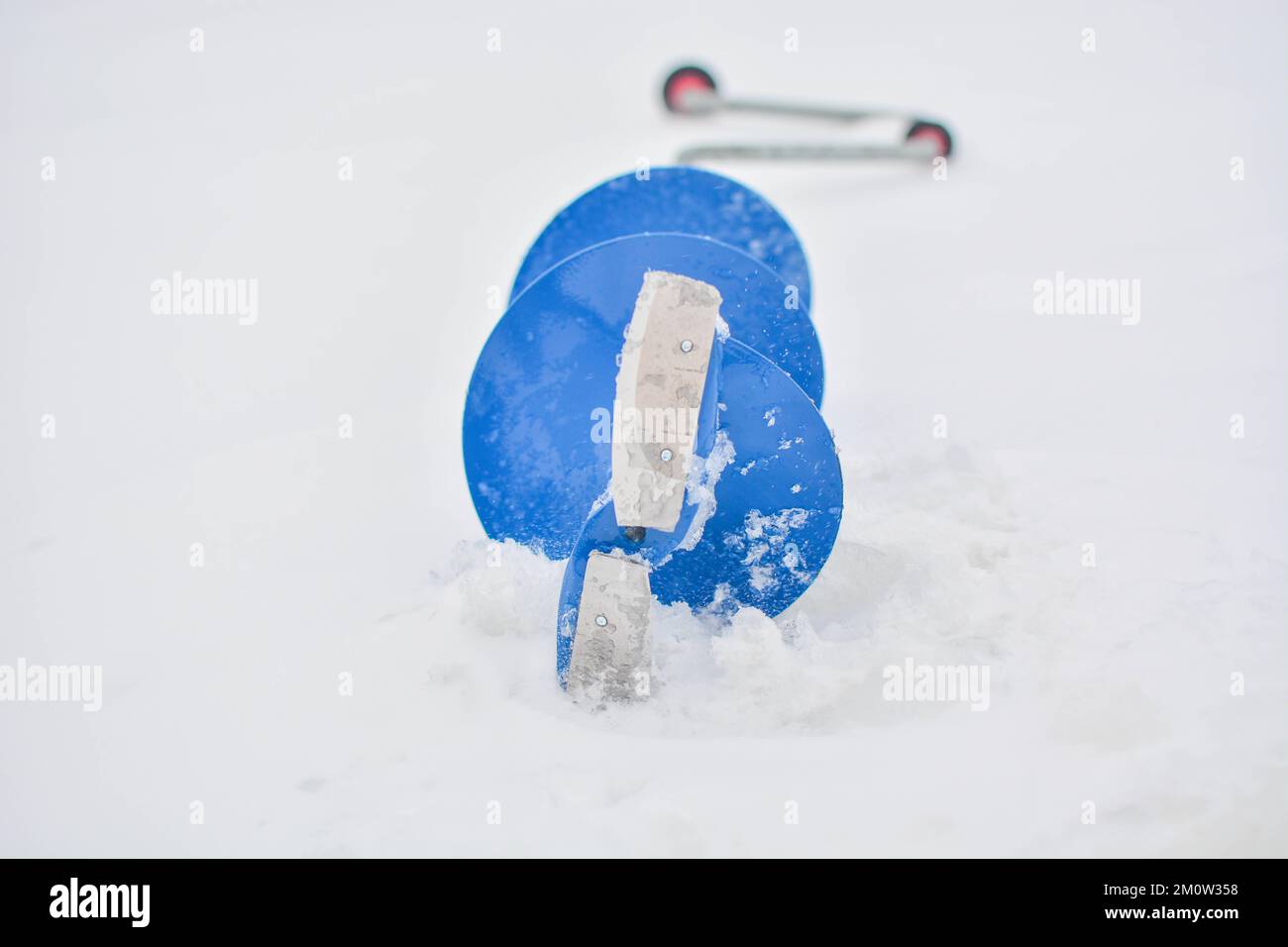 Pêche sur glace pêche agréable, activité d'hiver, Ice Hole lac d'eau douce. Banque D'Images