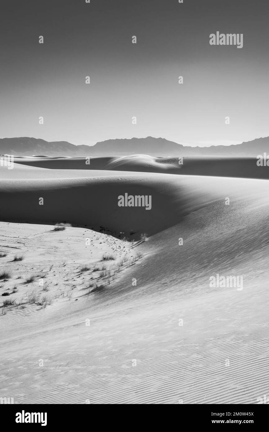 Photographie du parc national de White Sands, près d'Alamogordo, Nouveau-Mexique, États-Unis, lors d'une belle soirée d'automne. Banque D'Images