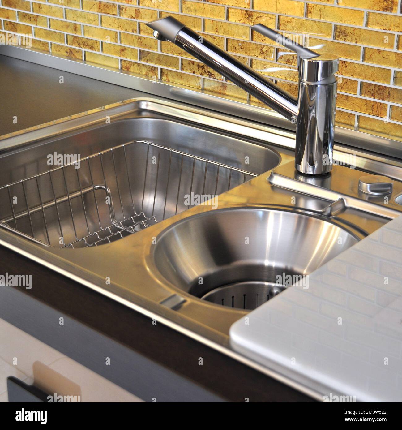 Intérieur de cuisine moderne et luxueuse avec évier, robinet et drain en  acier inoxydable Photo Stock - Alamy