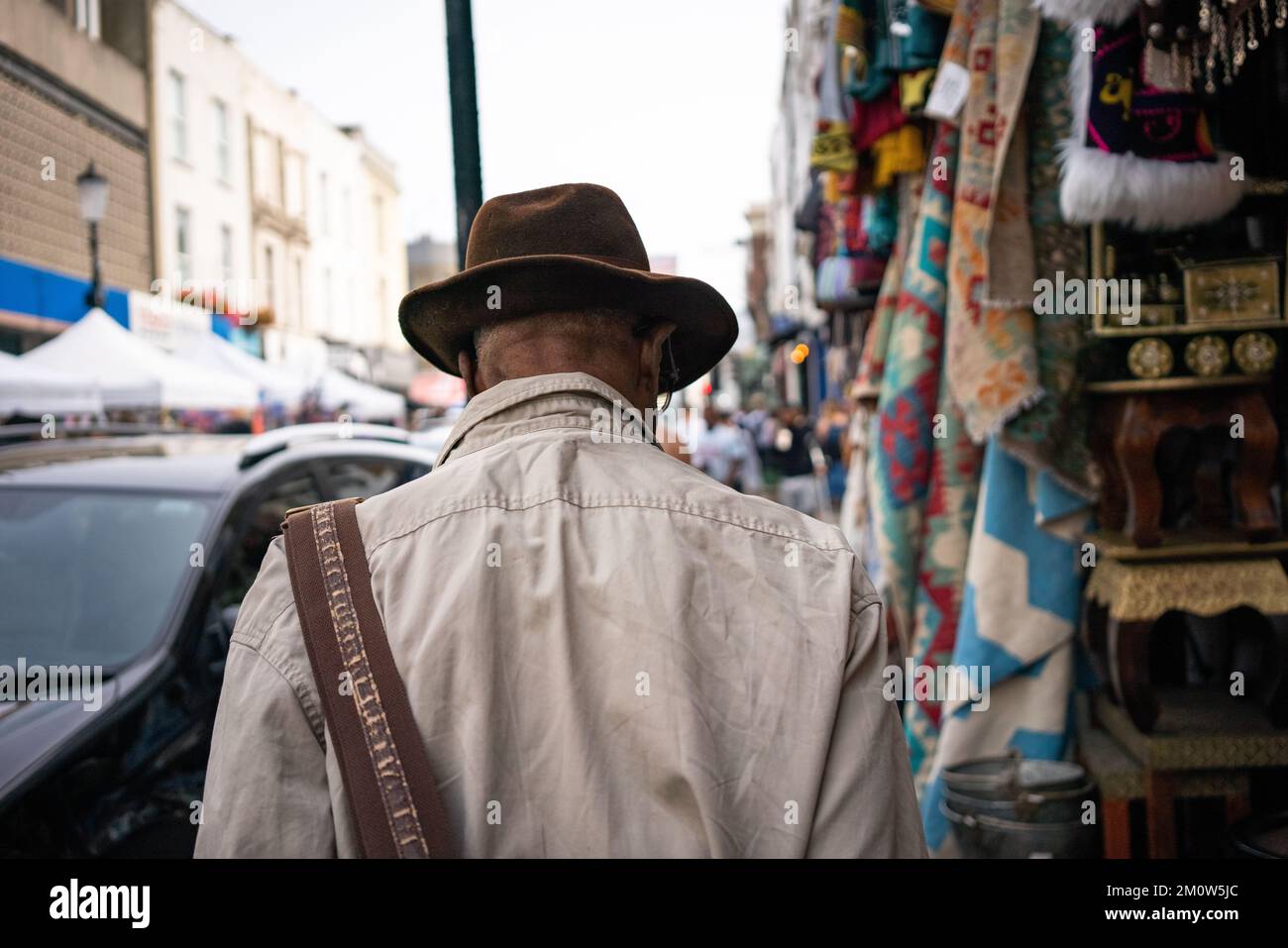 Homme âgé portant un chapeau à pied dans London Street Banque D'Images