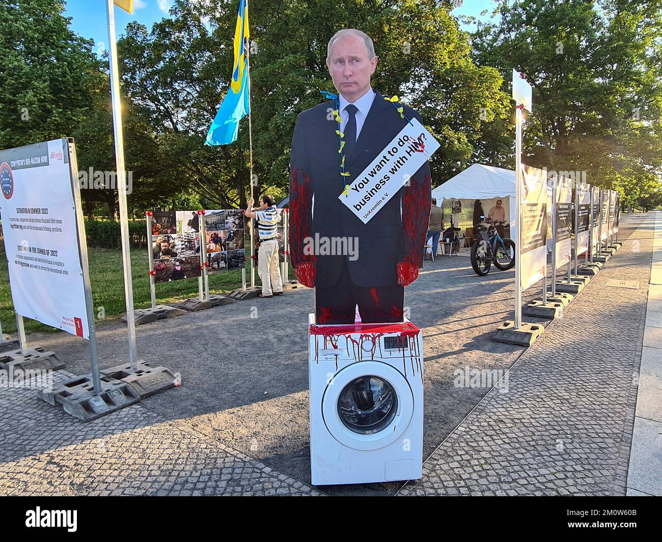 Wladimir Putin als blutuenstiger Diktator - Protestent gegen russische invasion der Ukraine, Berlin (nur fuer redaktionelle Verwendung. Keine Werbung. Banque D'Images