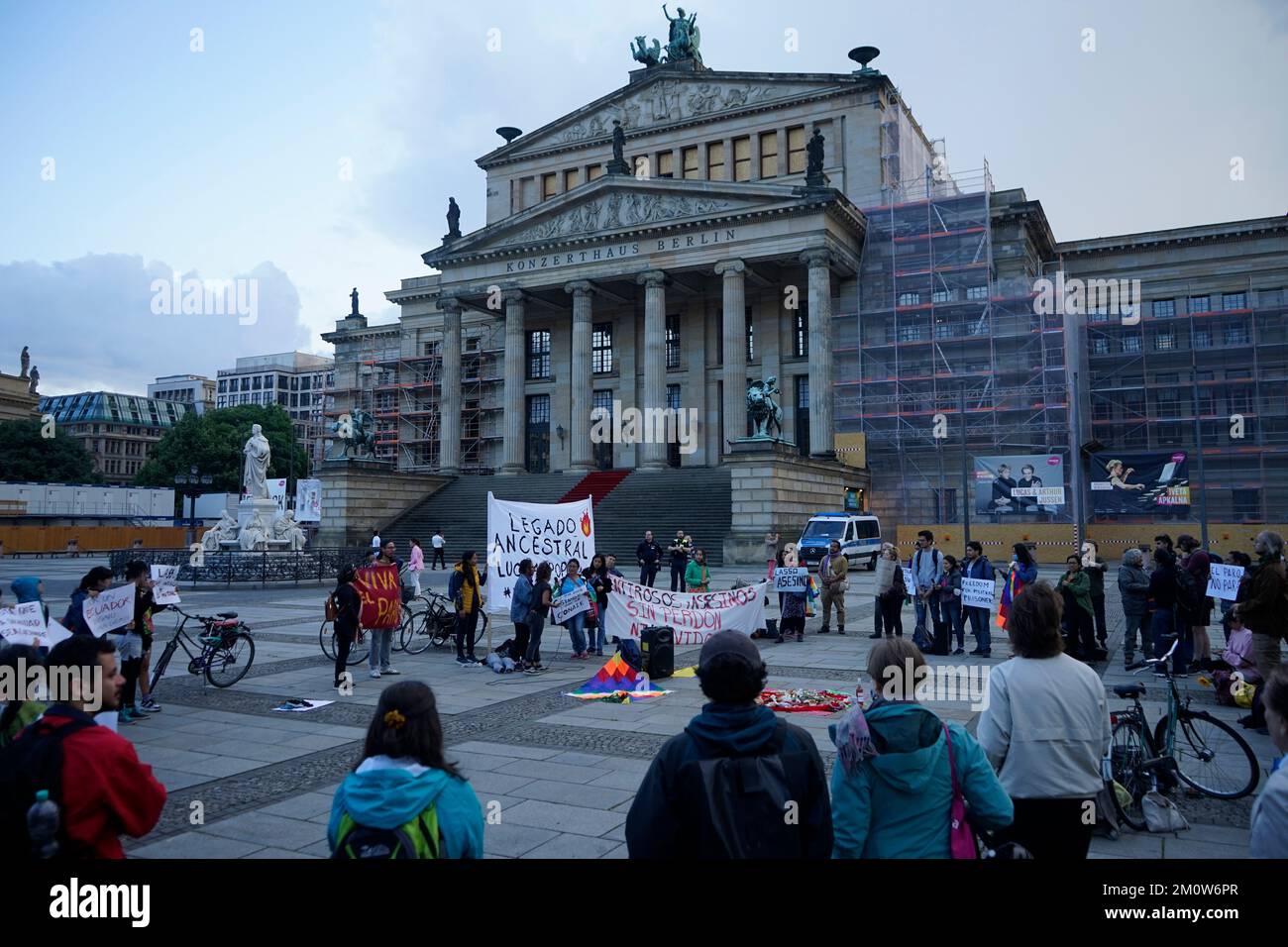 Démonstration vor dem Konzerthaus, Gendarmenmarkt, Berlin (nur fuer redaktionelle Verwendung. Keine Werbung. Banque de référence : http://www.360-berlin Banque D'Images