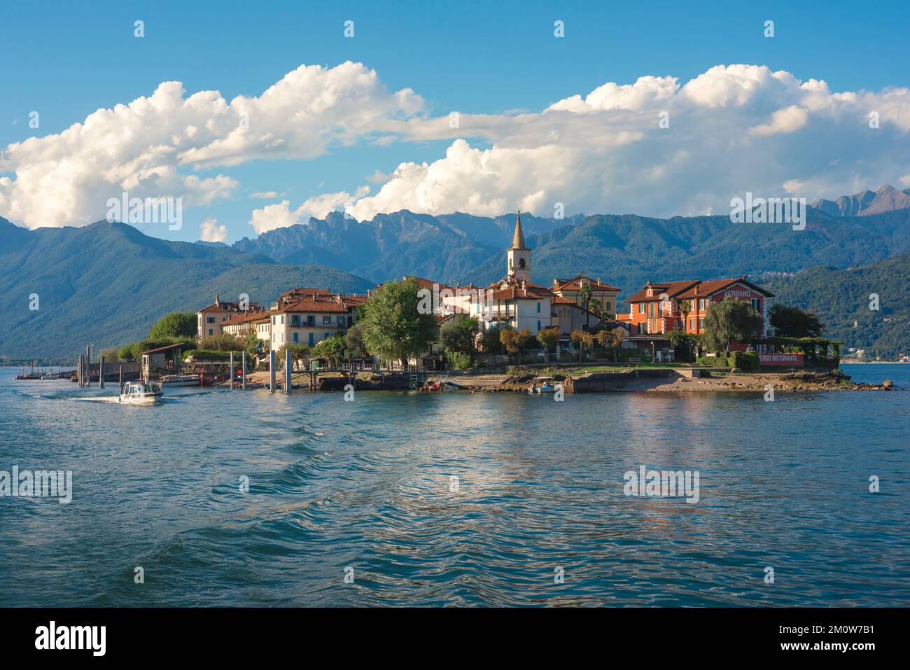 Isola Pescatori, vue en été de Isola dei Pescatori - ou île des pêcheurs - une des îles Borromeo sur le lac majeur, Piémont, Italie Banque D'Images