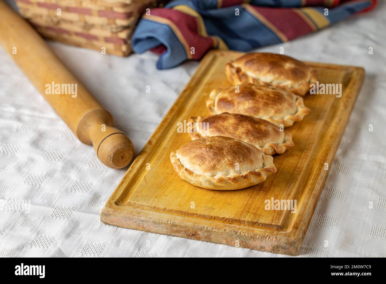 Des empanadas argentines cuites au four traditionnel sur une planche. Copier l'espace. Banque D'Images