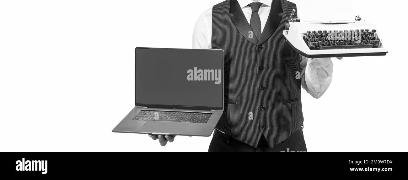 homme court montrant ordinateur portable et machine à écrire isolé sur blanc, espace de copie, présentation du produit. Banque D'Images